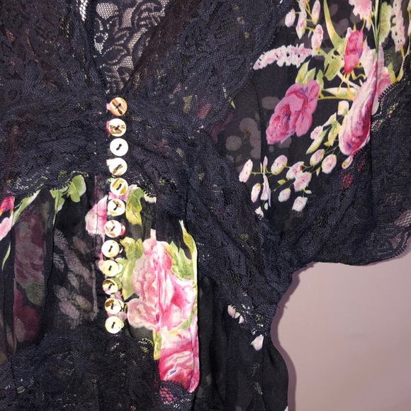 Flowered blouse - Picture 2 of 3